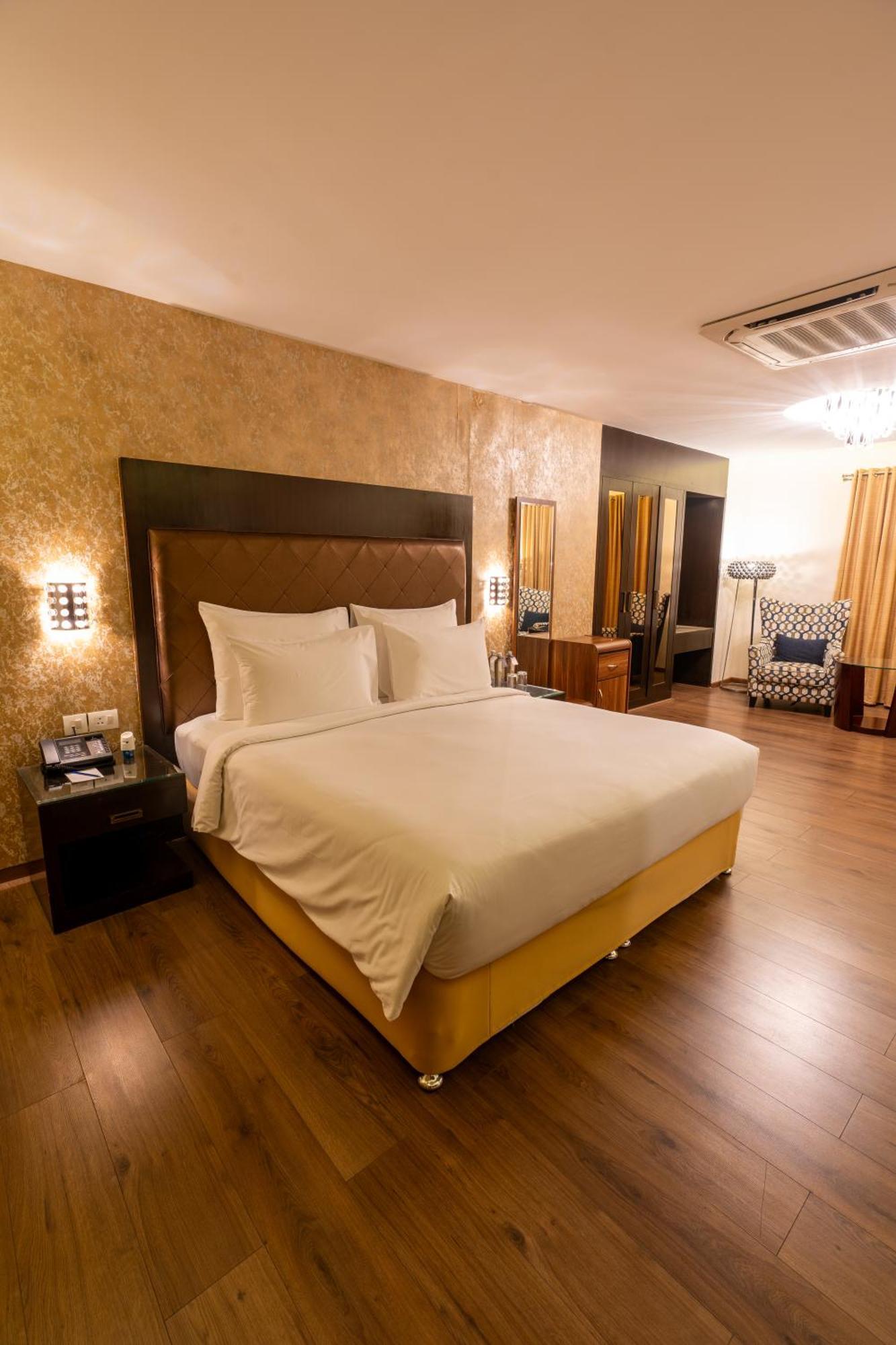 คลาร์ก เอ็กโซติกา คอนเวนชั่น รีสอร์ต แอนด์ สปา Hotel Devanahalli ภายนอก รูปภาพ