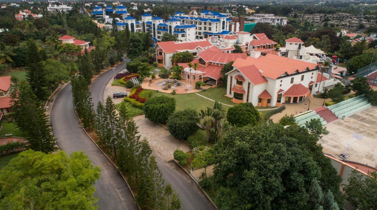 คลาร์ก เอ็กโซติกา คอนเวนชั่น รีสอร์ต แอนด์ สปา Hotel Devanahalli ภายนอก รูปภาพ